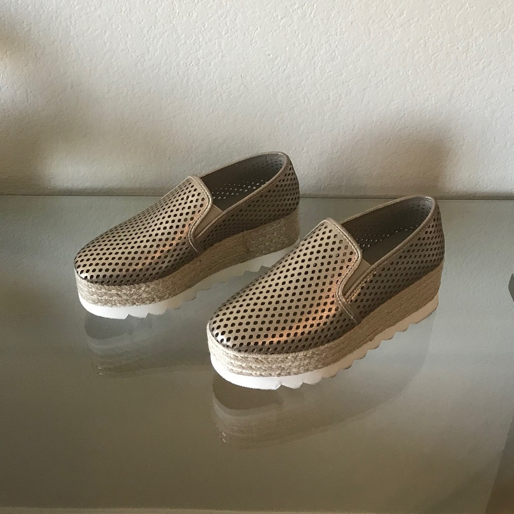 "LIKE NEW" STEVE MADDEN PERFORATED PLATFORM LOAFER